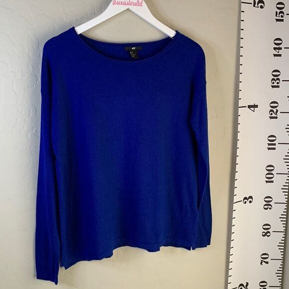 𝅺H&M long sleeve bright blue split hem sweater. Size small runs larger - Picture 6 of 10